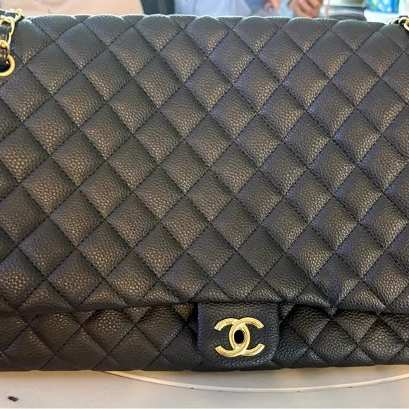 One to one match Chanel Black and Gold Quilted Shoulder Bag - Picture 2 of 10
